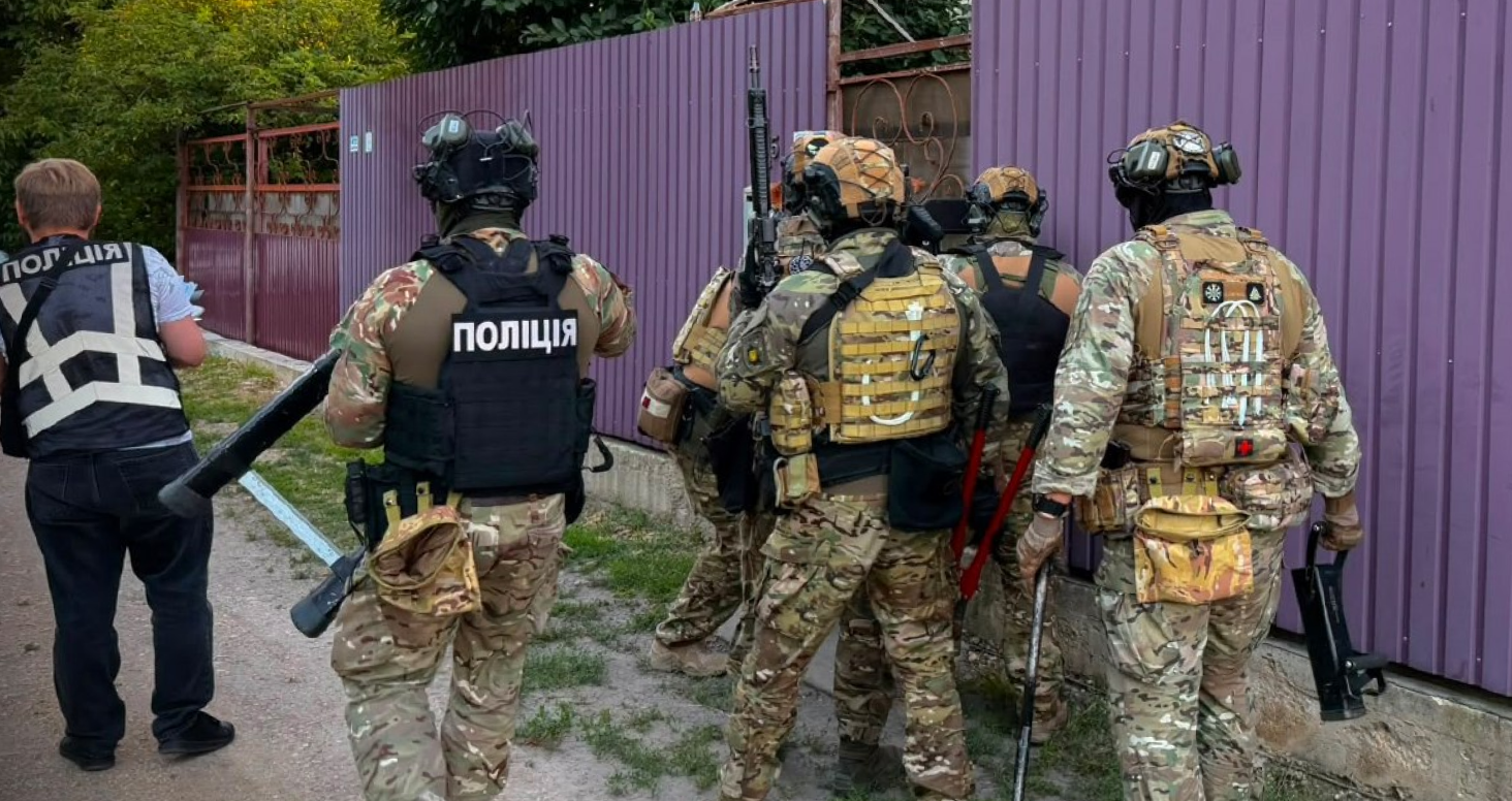 В Одесі двоє чоловіків у формі пограбували подружжя вночі - 290x166